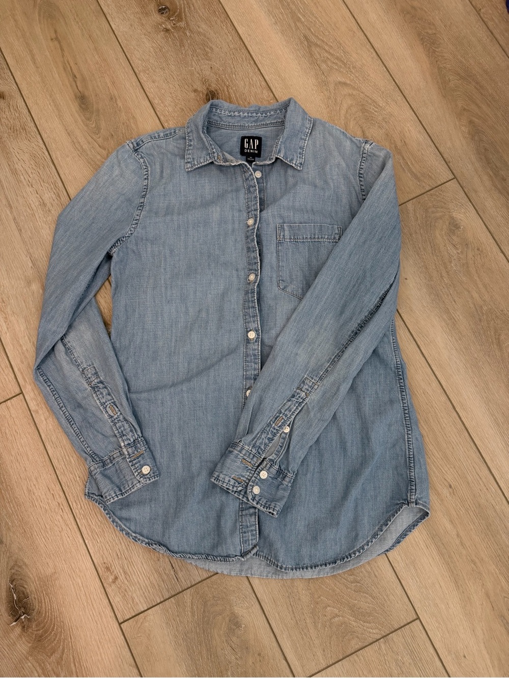 GAP Denim XS Light Wash Chambray Button Down Shirt